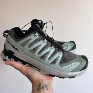 Salomon XA Pro 3D - Helt oanvända Salomon-skor i ljusgrön/turkos. Otroligt bekväma men tyvärr står dom bara i garderoben så hoppas någon annan vill bära upp dom. Strl 40 2/3 men sitter bra på mig som har strl 40.