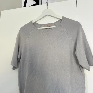 Finstickad t-shirt - Oversized finstickad t-shirt i grått, passar mig med storlek xs. Passar personer i storlek xs-m beroende på vilken passform man gillar🫶🏼🌿