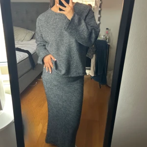 Stickat set  - Jättesnyggt stickat set med öppen rygg som passar perfekt till sena sommarkvällar. Nyskick och inga defekter🌸💗