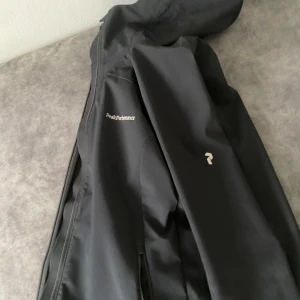 Peak Performance jacka - Bra skick utom ett litet hål i fickan. Annars funkar super!