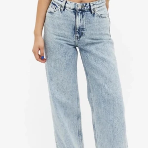 Blåa jeans - Såå fina raka/vida jeans! Lite korta på mig som är 175 cm Använda ett fåtal gånger