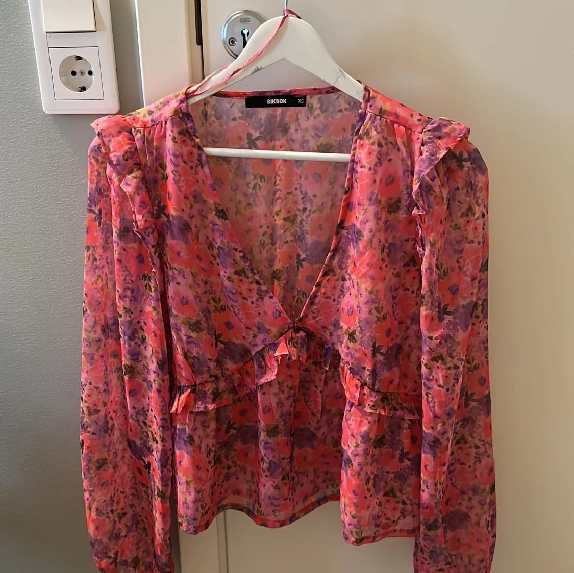 blommig blus från bikbok