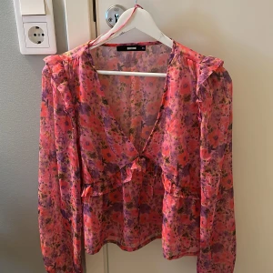 blommig blus från bikbok - Använd 1 gång, inga defekter. Blusen är som ny. Storlek XS.   Obs, betalning sker via Swish, köpare står för frakt. Priset är exklusive frakt, kan mötas i Sthlm.