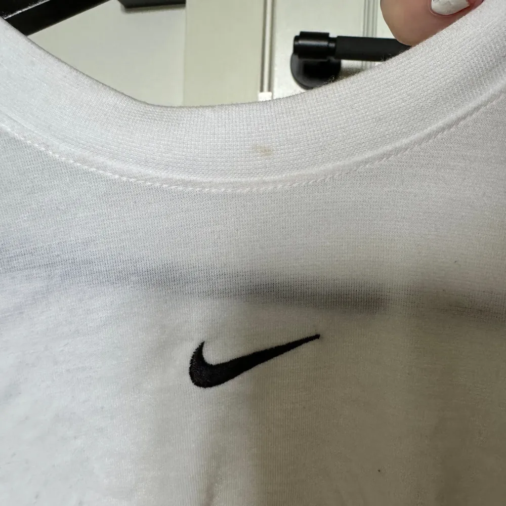 En fin Nike topp som kan användas i vanlig vardag men också i träning. Den har en liten fläck vid halsen men inget man tänker på. Skriv för frågor och diskutera pris💞. Toppar.