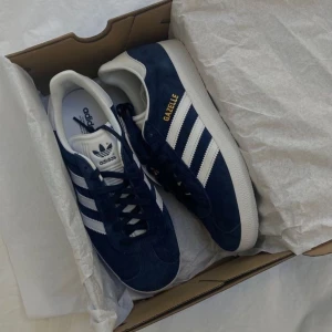 Gazelle Adidas sko - Gazelle, adidas sko dam, marinblåa, använda cirka 3 gånger utan defekter, inte min stil, nypris 1299kr, pris går att diskutera vid snabb affär☺️  ❌Högsta bud ligger på 550❌