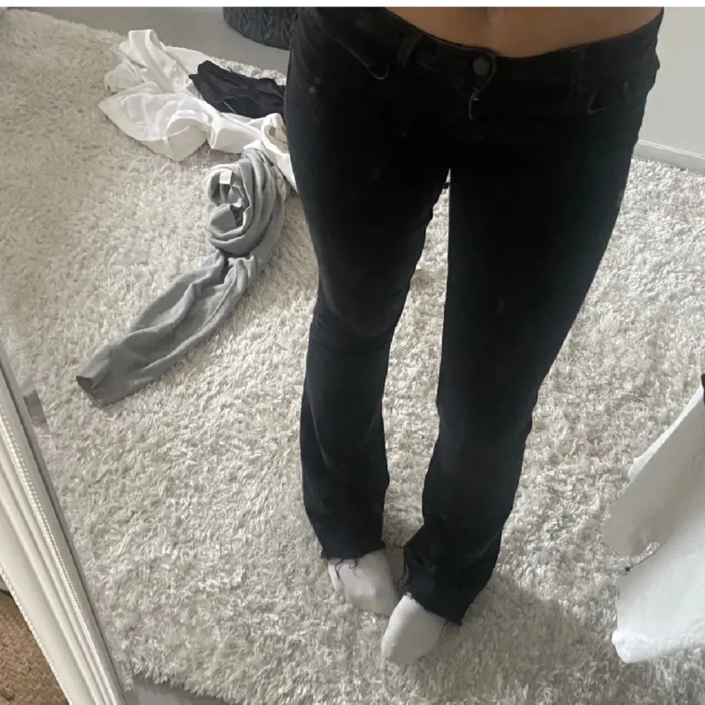 Säljer mina lågmidjade jeans från Zara då de inte kommer till användning! Jeansen går inte att köpa nya längre och är lite långa på mig som är 167💓. Jeans & Byxor.