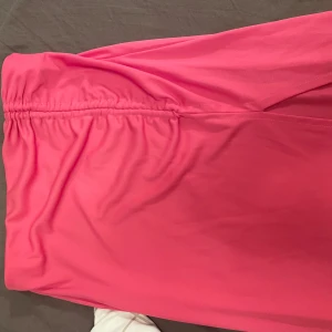 En rosa midikjol från Ginatricot  - Mycket bra skick, används fåtal gånger. Fin rosa färg i storlek XS från Ginatricot.