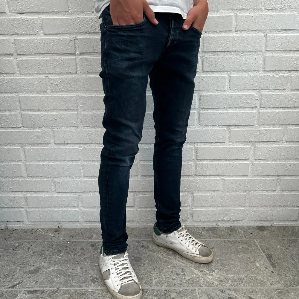Dondup jeans, modell ”George” || Riktigt bra skick på jeansen helt utan defekter || Storlek 32 || Pris 1250kr || Mvh, CH || OBS! Vid smidig affär slänger vi med ett par jeans från Tiger of Sweden i samma storlek helt utan extra kostnad!. Jeans & Byxor.