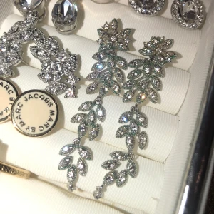 Lily & Rose fest örhängen  - Jätte vackra örhängen från Lily and Rose  Använda men bra skick   Dem långa på bilden :)