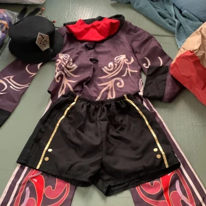 Hu tao cosplay - Hu tao genshin cosplay. Missing details / accesories to the outfit. Hat accesorie loosing color and few peices damaged. 2 years old and worn 10-15 times.