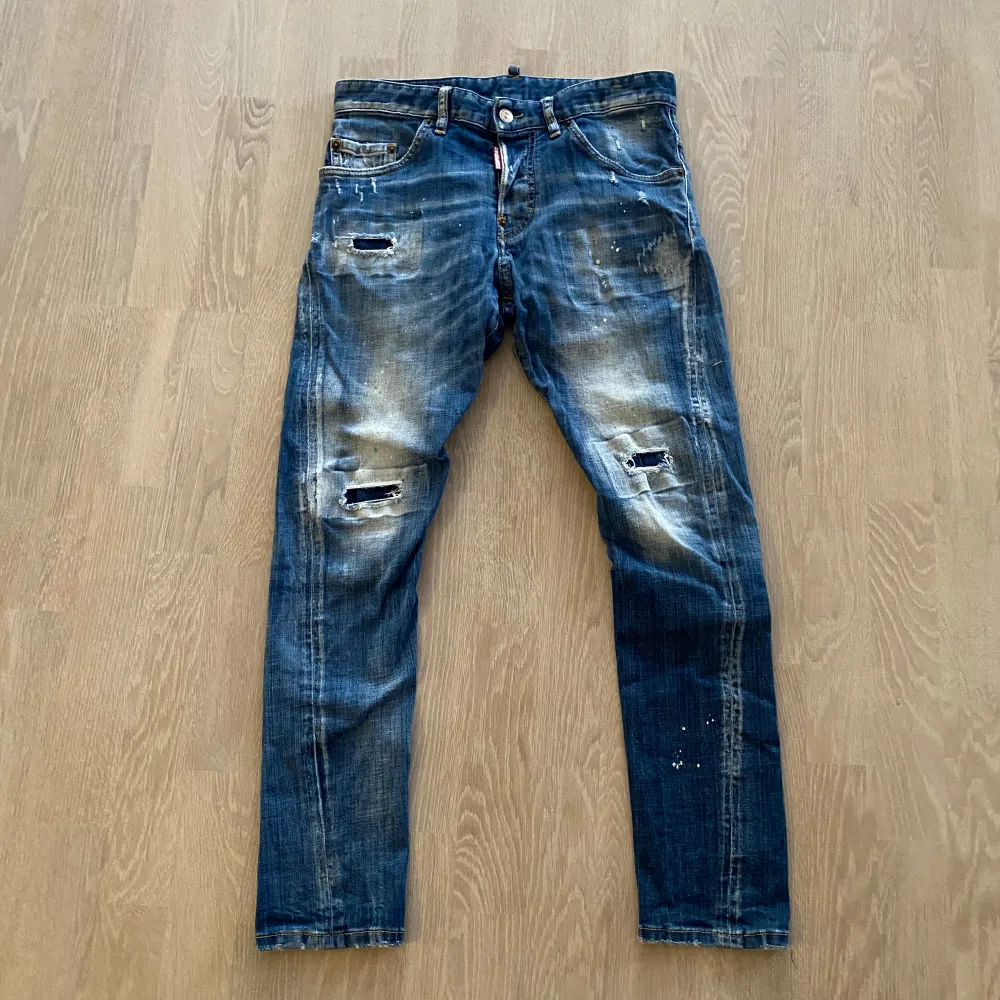 Vi säljer ett par 100% äkta knappt använda  dsquared2 jeans i bra skick. Färgen på jeansen är både grön och vit. Passar dig från 160 till 165 cm. Mellan åren 12-14. Vårt pris 799kr och nypris 3200kr. . Jeans & Byxor.