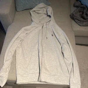 Ralph lauren tröja  - Tjena säljer min tröja då jag inte tycker om den längre. Tröjan är i 9/10 skick o väldigt snygg. Tveka inte om ni har frågor 