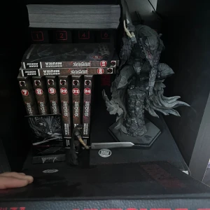 KOMPLETT BERSERK COLLECTION - Alla volymer finns med inklusive Pop Up Parade Berserker Guts Staty, Actionfigur, big boy scare the hoes displate, samt minidisplay. Bara pickup.. För info om exakta volymer som finns kom DM, får nt plats. Säljer it något separat, pickup sthlm only