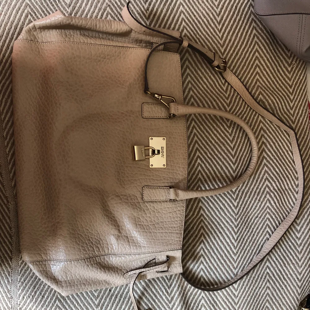 DKNY väska, beige, använd enstaka gånger . Väskor.