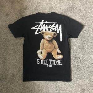 Svart Vintage Stussy tee - Säljer nu min svarta Stussy/Stüssy t-shirt eftersom den inte är min stil längre. Den är i bra skick och görs inte längre därför säljer jag den för 500kr. 