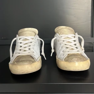 philippe model  - philippe model skor storlek 37. Passar också i storlek 38,5. Skick 7,5/10, två små defekter i bak av sulan men inget läcker in och syns inte i sulan inne på skon. Skriv vid minsta fundering. Pris går att diskutera! Box ingår.