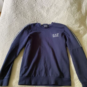 Armani tröja  - Säljer nu en fet armani tröja i storleken S. Priset för denna ligger på 2000kr nypris men vi säljer den för endast 599kr 🙌. Skick 10/10 nästan oanvänd. Pris kan diskuteras vid snabb affär. 