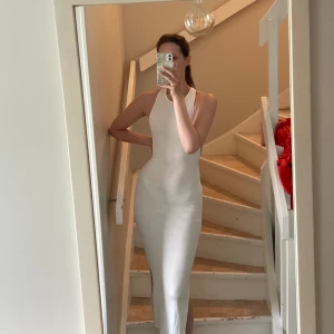 Vit långklänning öppen rygg - Vit långklänning med öppen rygg. Aldrig använd & är därav i nyskick. Onesize är storleken🌸