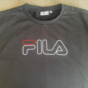 Tröja från Fila - Snygg tröja från Fila i storlek medium, men skulle absolut kunna passa fler beroende på vilken passform man vill ha :) bra skick då den inte används mycket alls