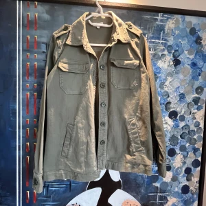 Jeans jacka från NK - Här har vi en väldigt snygg jeansjacka som är perfekt nu inför de snygga sommar outfitserna nu i sommar. Denna är från Dea kudibal som har kostar runt 4000kr. Den är nyskick och är rädd att rocka på någon annan! 🩷🩷