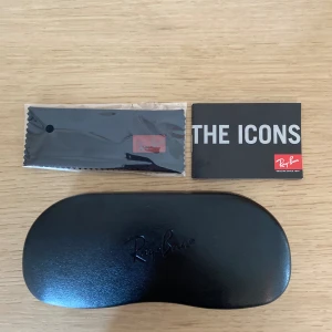 Rayban fodral hårt - Säljer ett helt nytt Rayban fodral. Det är alltså helt nytt. Fodralet ör i hårdare material och är stöttåligt och smidigt. Fiberduk tillkommer.  Nypris 450kr  Mitt pris 179kr