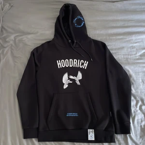 Hoodrich hoodie - En schysst Hoodrich hoddie i str L, aldrig använd. Säljer den då den ibte kommer till använding för mig. Priset kan diskuteras.