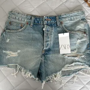 Helt nya jeansshorts från Zara, sitter som storlek M! 