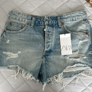 Jeansshorts - Helt nya jeansshorts från Zara, sitter som storlek M! 
