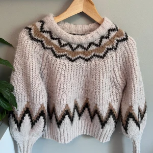 Stickad tröja - Jättefin stickad tröja! Den är lite croppad men räcker ändå ner till midjan 🌟 Lite tjockare och tät stickad vilket gör att den är perfekt att ha på kyligare kvällar när man inte vill ha jacka!