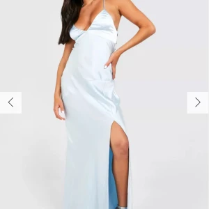 Satinklänning - Fin ljusblå satinklänning från bohoo!Den har jättefin korsad rygg🥰har en liten defekt på baksidan, sista bilden.Nypriset är 500, skriv för mer frågor elelr bilder!