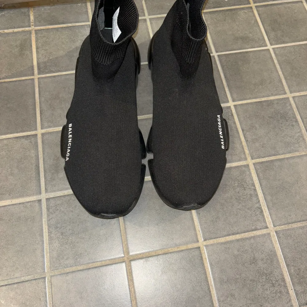 Balenciaga runners skor kommer med box, påse och tillbehör. använda fåtal gånger. skick 9/10 nästan som ny. Storlek 45. Skor.