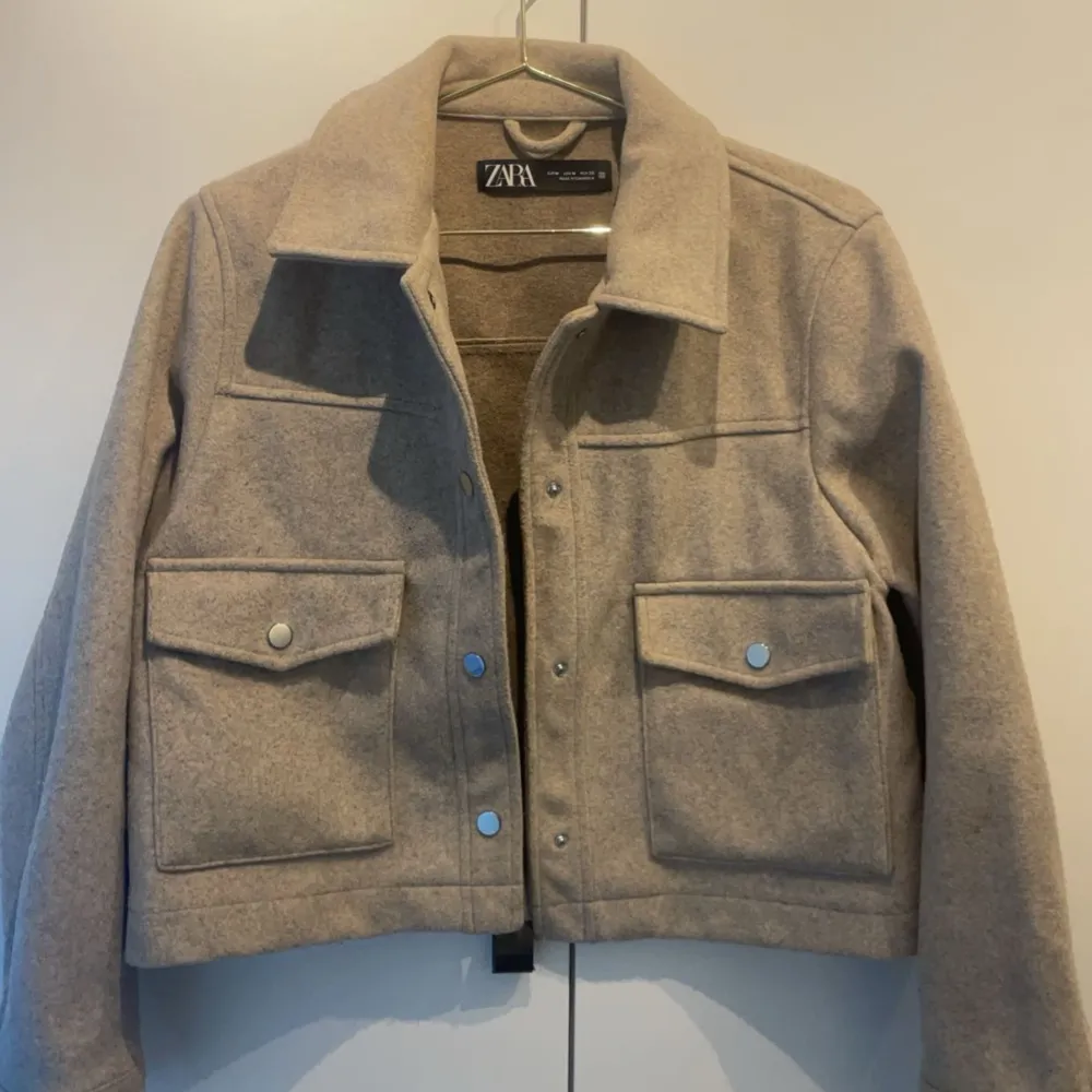 Beige kappa från Zara, köpt för ett år sen, använd max 5 gånger, lite liten i storleken, inte trasig nånstans. Nypris 500kr. Köparen står för frakt och jag står inte för postens eventuella slarv.. Jackor.