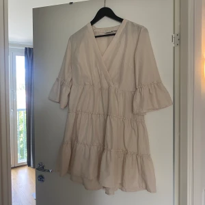 Sommarklänning  - Superfin sommarklänning. Har bara använts en gång. 🌸nypris är 499. 