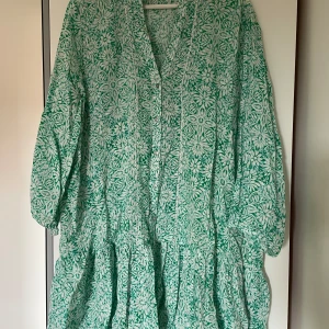 Volangklänning - Somrig volangklänning ifrån zara🩷säljs ej längre