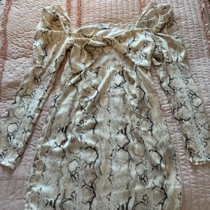 Kort krämfärgad Nakd klänning  - Endast använt en gång i några timmar då den satt alldeles för tight på mig. Storlek 38 men passar också som storlek 36.