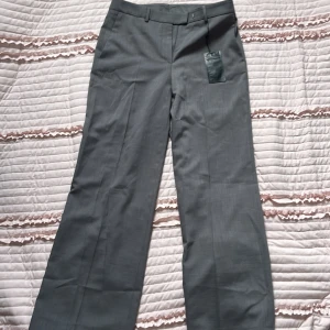 Jättefina gråa kostymbyxor från J.LINDEBERG - Jättefina kostymbyxor som aldrig har andvänts. Original pris 2000kr ❣️