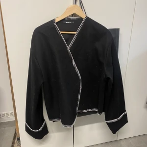 Kappa - Fin kappa som oxå går att använda som kofta från Gina tricot. Väldigt lite använd, storlek M men passar mig som har S. Nypris 500