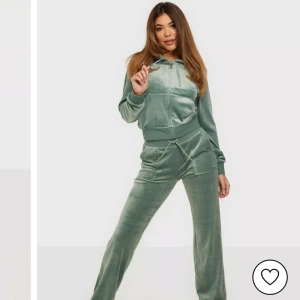 Juicy couture  grön  - Juicy couture byxor gröna. Storlek S. Nyskick, säljs för de är för små. Nypris 1 199kr, säljer för 600kr 