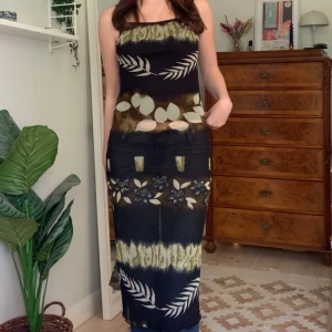 Lång meshklänning - Mönstrad maxiklänning i mesh, från okänt märke! Perfekt till stranden eller ovanpå byxor 🖤