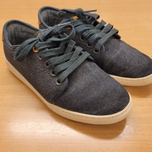 Tygskor jeansblå, WESC - Sommarskor i tyg, jeansblå från Wesc. Inte mycket använda men har stått. Ej tvättade. 