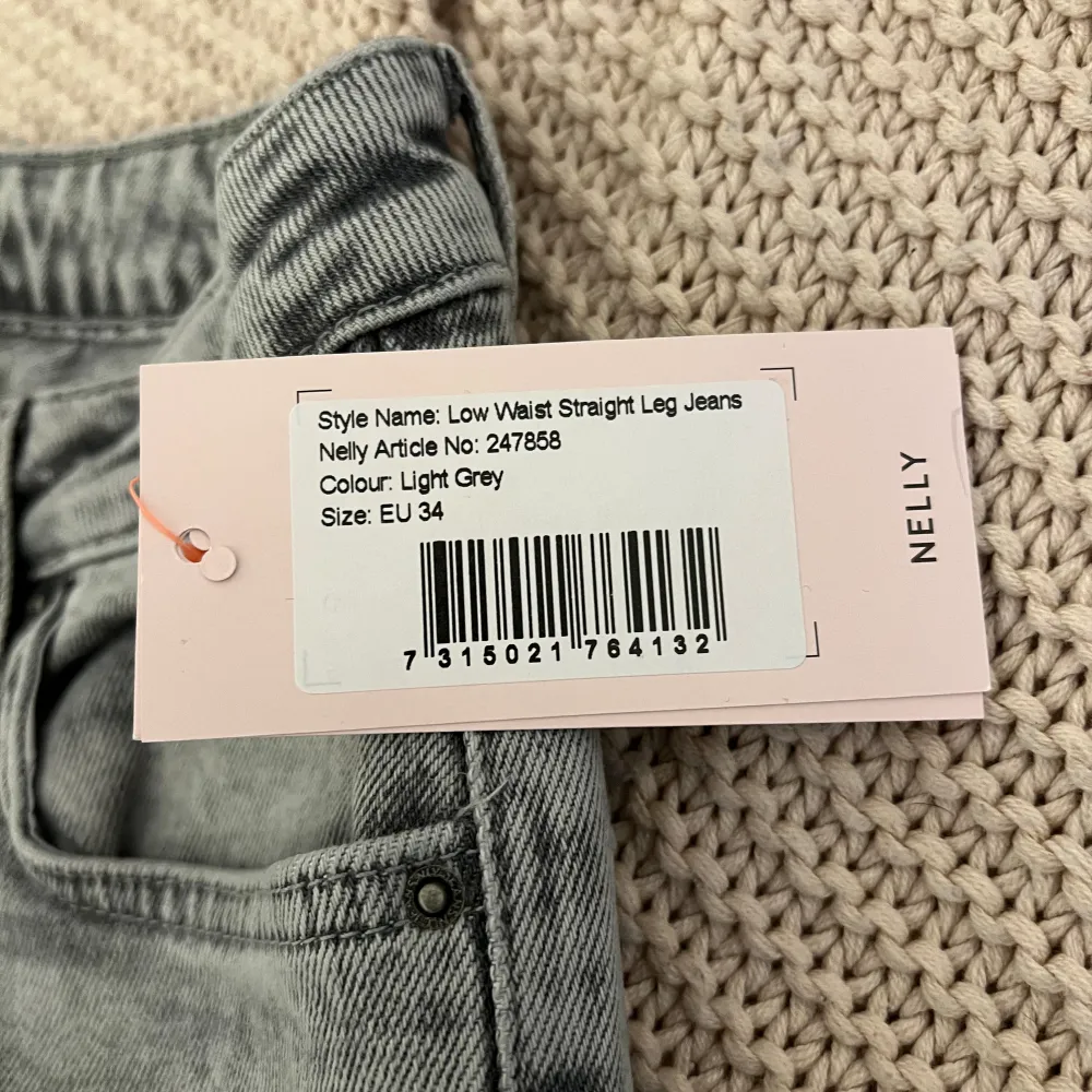 Lågmidjade gråa jeans från nelly, helt oanvända.. Jeans & Byxor.
