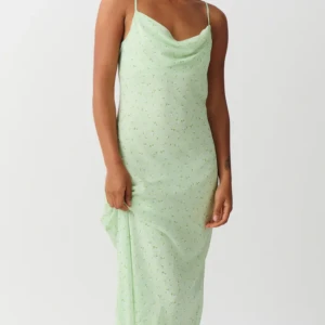 Sommarklänning Gina Tricot - Perfekt midsommarklänning!! Endast testad men tog tyvärr av lappen, perfekt nyskick, säljer billigare än nypris, helt slutsåld på hemsidan!