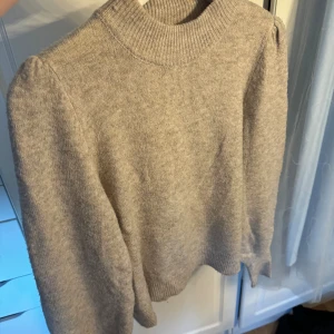 Stickad tröja - Jätte fin beige stickad tröja ifrån Nelly, använd 3-4 gånger 