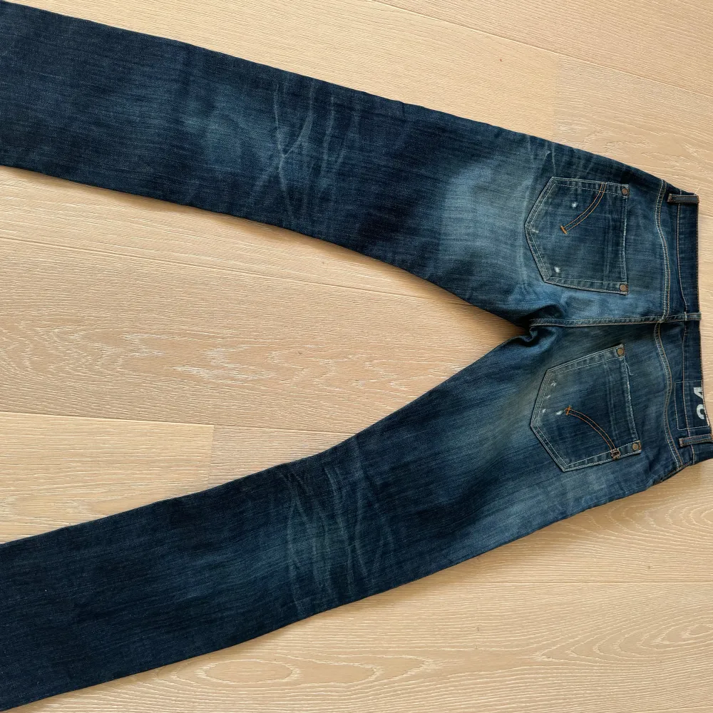 Säljer nu dem här populära och snygga dondup jeansen i modellen George Hör av er för frågor eller funderingar  Storlek 34 men sitter me som 32. Jeans & Byxor.