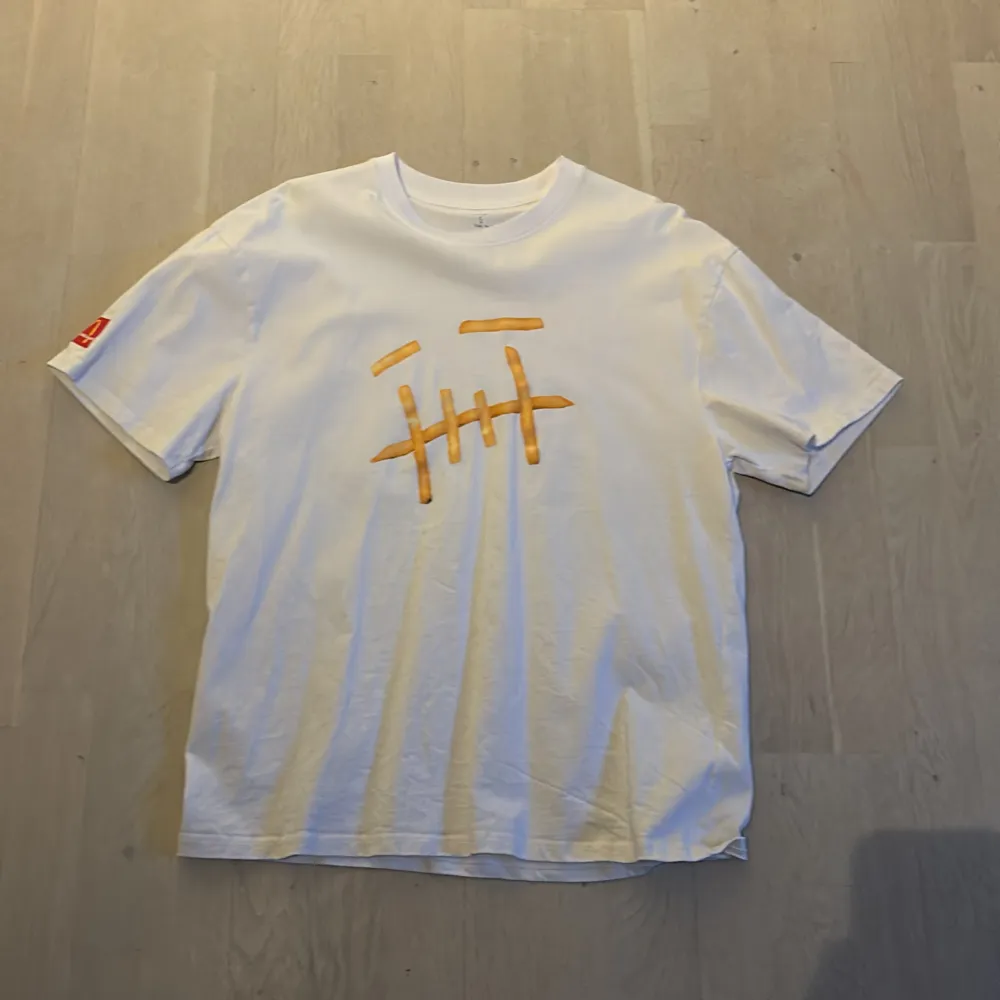 Travis Scott x McDonalds collab t-shirt använd ett par gånger storlek L. T-shirts.