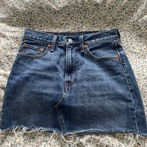 Jeanskjol - Superfin jeanskjol från Levis. Storlek 26. Sparsamt använd🥰