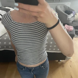 Randig topp - Den hör randiga toppen är i 146/152 men passar även större storlekar eftersom den är stretchig.   Den ser lite konstig ut på bilden men den är bara randig. Man kan ha den offshoulder om man vill men det funkar också bra att inte ha den så. 