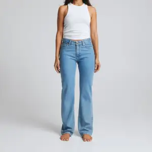 Säljer dessa fina lågmidjade jeans från Bikbok🥰 Använda ett fåtal gånger men är som i nyskick. Säljer pågrund av att dom ej kommer till användning. Nypris: 699kr Storlek: W25 L32