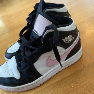 JORDAN 1 LIGHT ARCTIC PINK ”mid” - Snygga jordans med ljusrosa detaljer💗 är i gott skick och inga defekter. (Äkta såklart) Nypris 3199kr och säljer för 500kr, priset går att diskutera och skriv om ni vill ha mer bilder😊