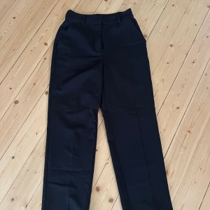 Svarta kostymbyxor  - Kostymbyxor från Nakd🩷